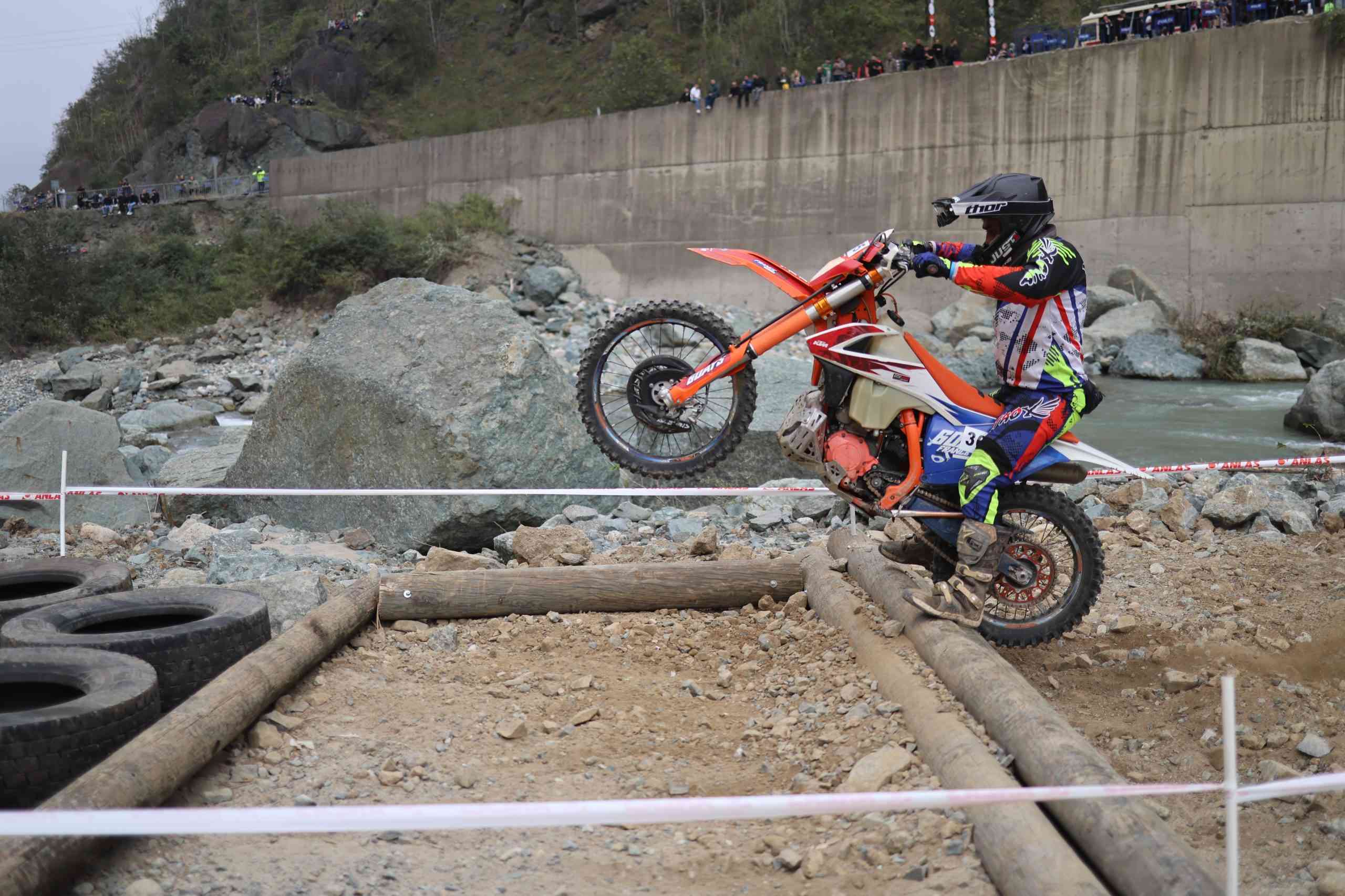 &nbsp; Rize’nin Çayeli ilçesinde yer alan Senoz Vadisi’ndeki eski taş