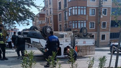   Tekirdağ’ın Malkara ilçesinde otomobil ile çarpışan kamyonet takla atarak