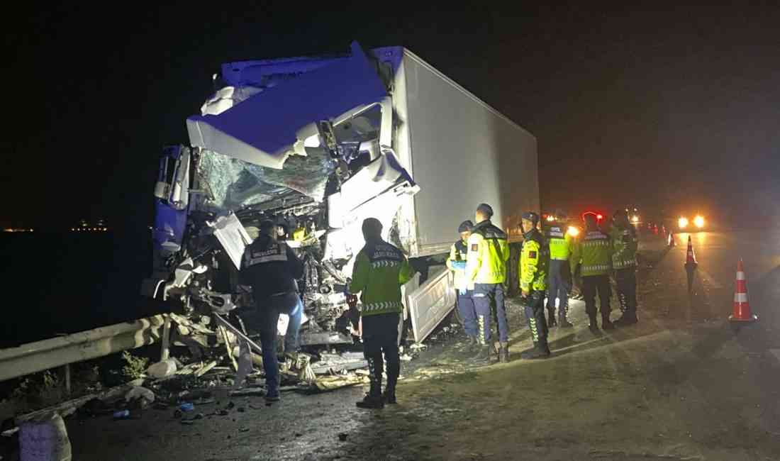 &nbsp; TIR’ın Arkadan Çarptığı Otobüsün Yolcuları Yaralandı Adana’nın Ceyhan ilçesinde,