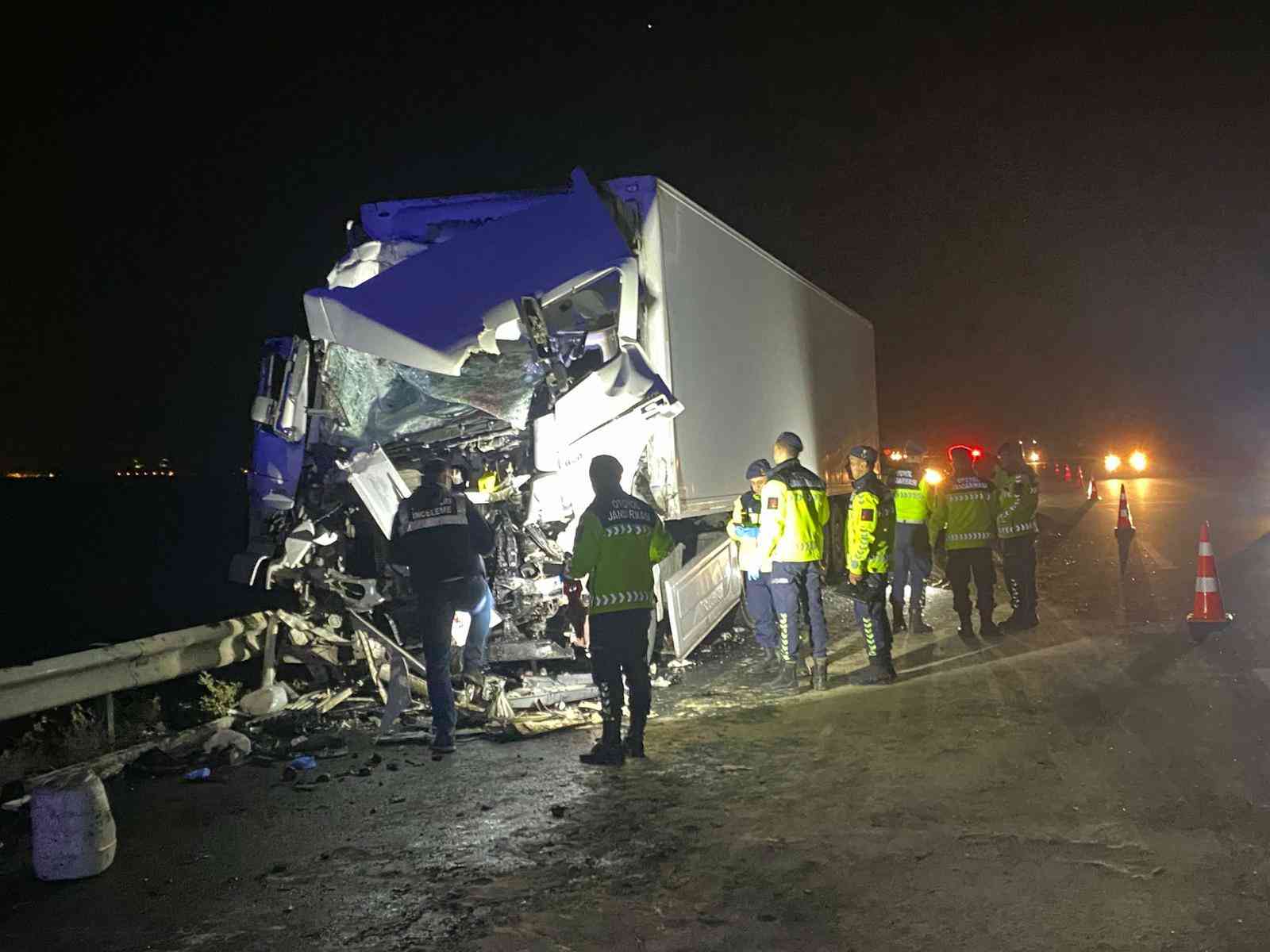 &nbsp; TIR’ın Arkadan Çarptığı Otobüsün Yolcuları Yaralandı Adana’nın Ceyhan ilçesinde,