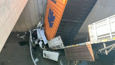 Gaziantep’in Nurdağı ilçesinde meydana gelen trafik kazasında, kamyonete çarpan TIR’ın