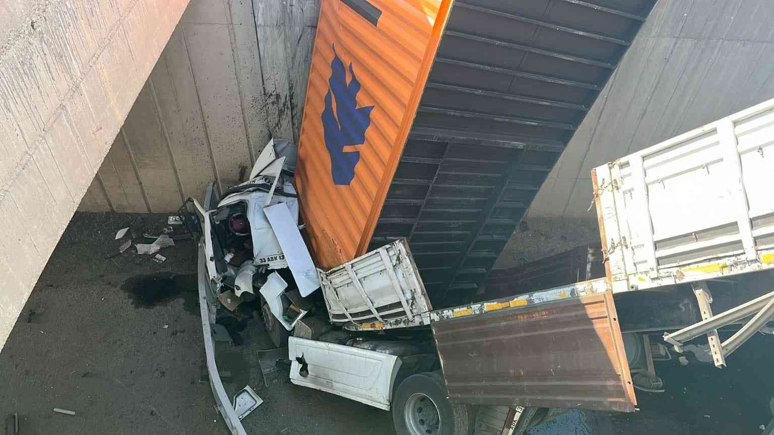 Gaziantep’in Nurdağı ilçesinde meydana gelen trafik kazasında, kamyonete çarpan TIR’ın