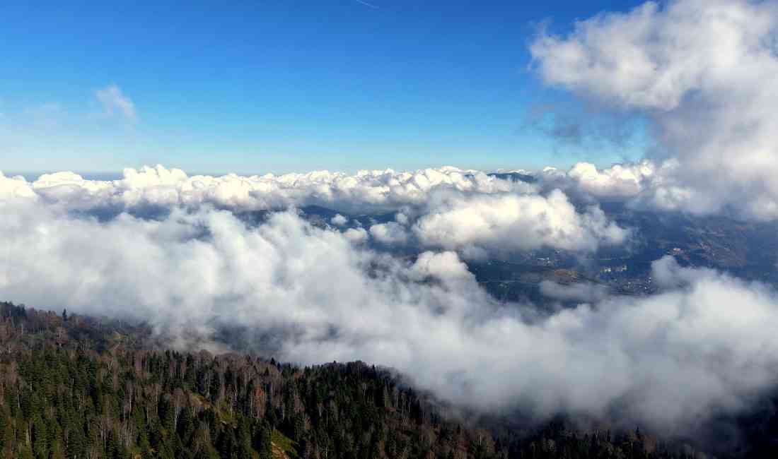 Doğu Karadeniz’de yüksek kesimlerde etkili olan kar yağışı zirveleri beyaza