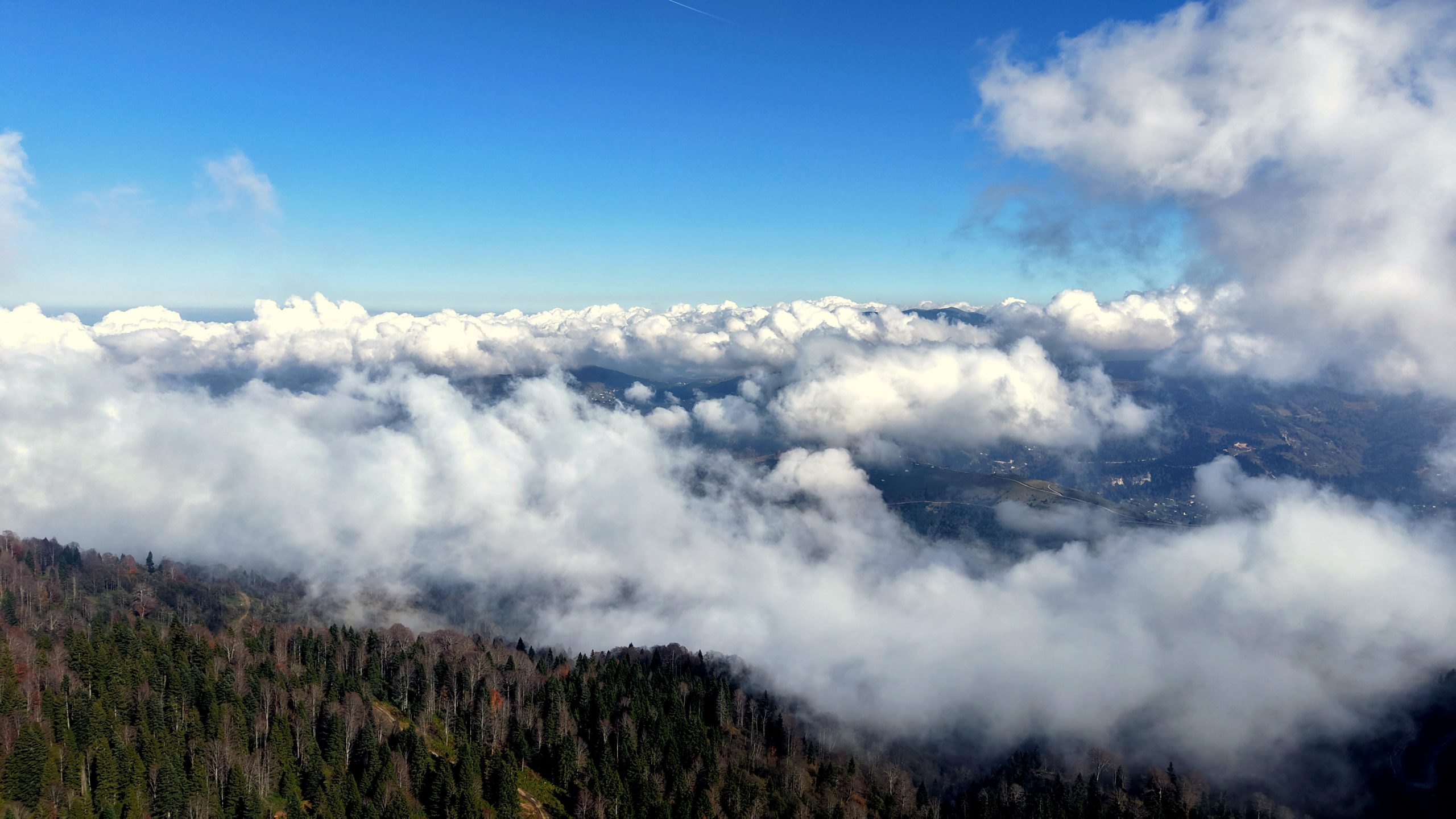 Doğu Karadeniz’de yüksek kesimlerde etkili olan kar yağışı zirveleri beyaza