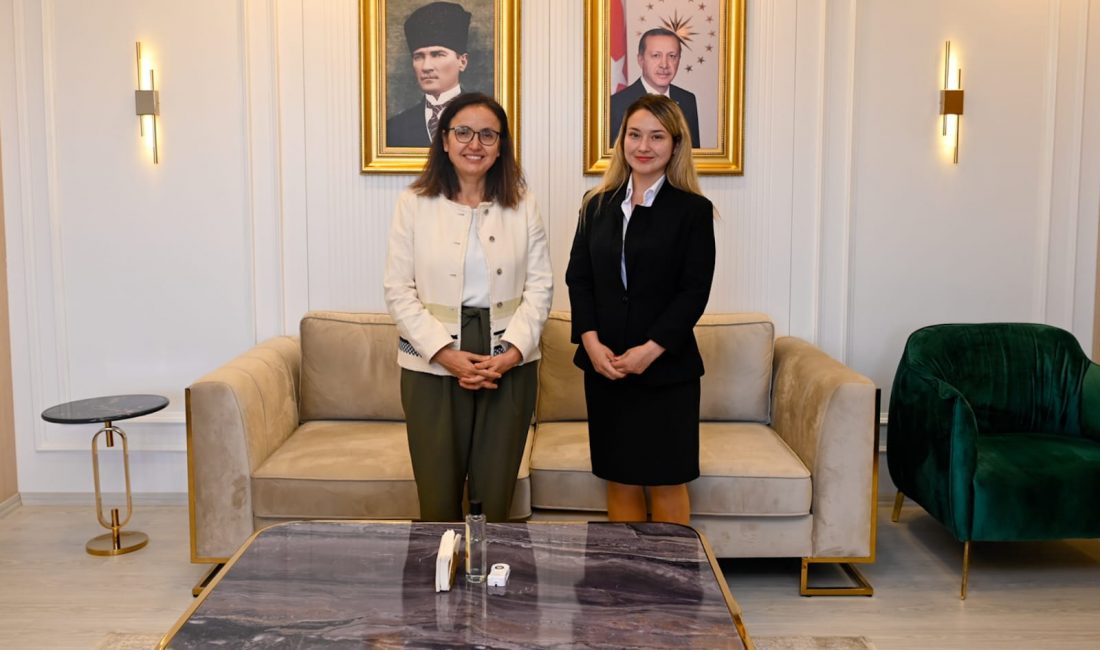 Yalova’nın başarılı koşucusu ve spor antrenörü Elif Numanoğlu, Yalova Valisi