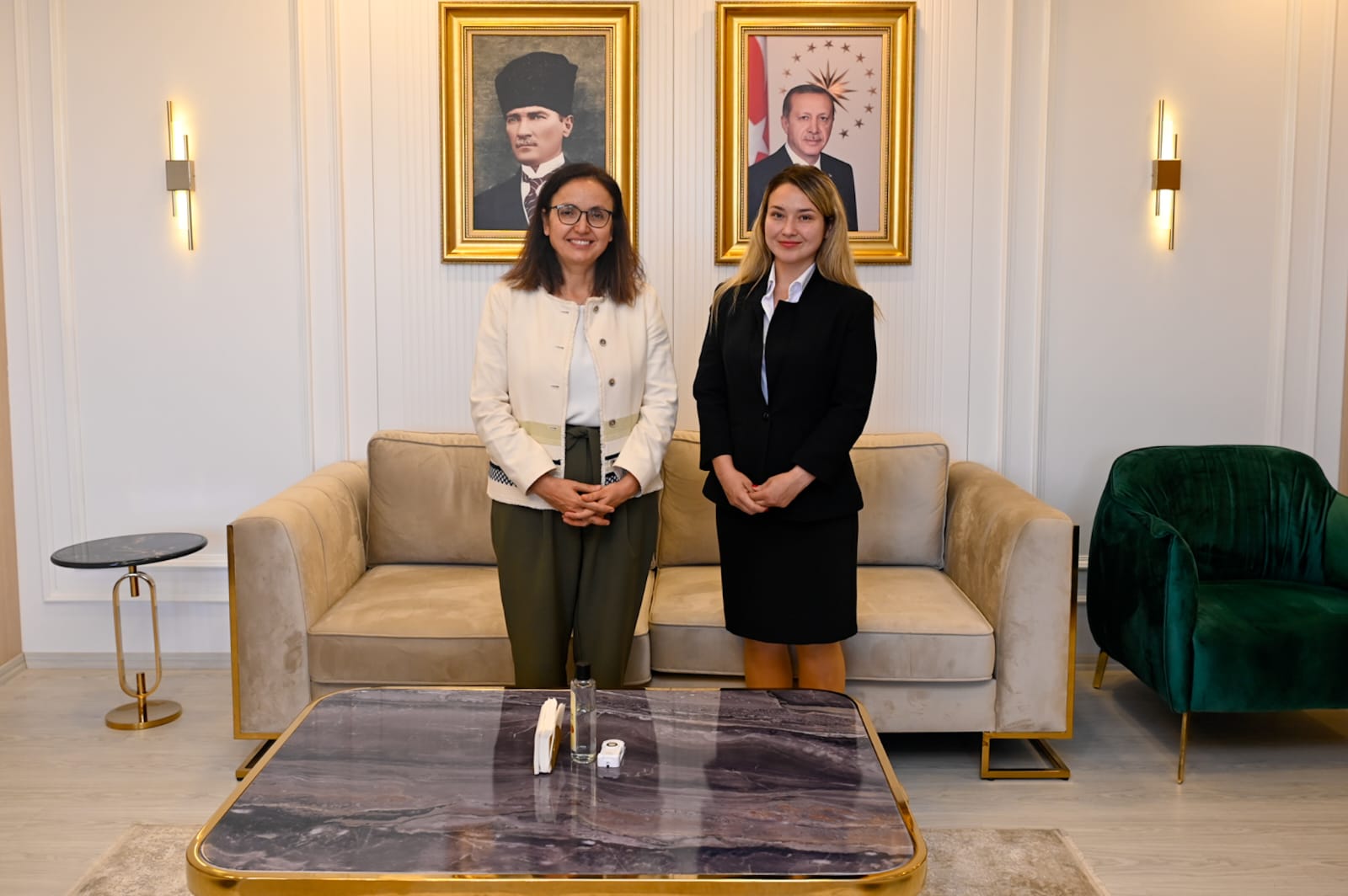 Yalova’nın başarılı koşucusu ve spor antrenörü Elif Numanoğlu, Yalova Valisi