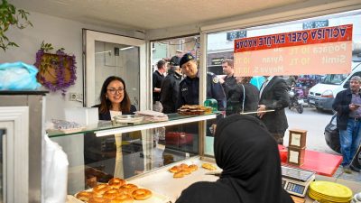 Yalova Valisi Dr. Hülya Kaya, Bağlarbaşı Mahallesi’nde gerçekleştirdiği ziyaretlerde vatandaşlarla