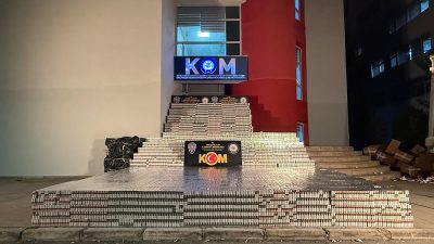   Adana’da polis ekiplerinin otoyolda durdurduğu bir kamyonda, taklit marka