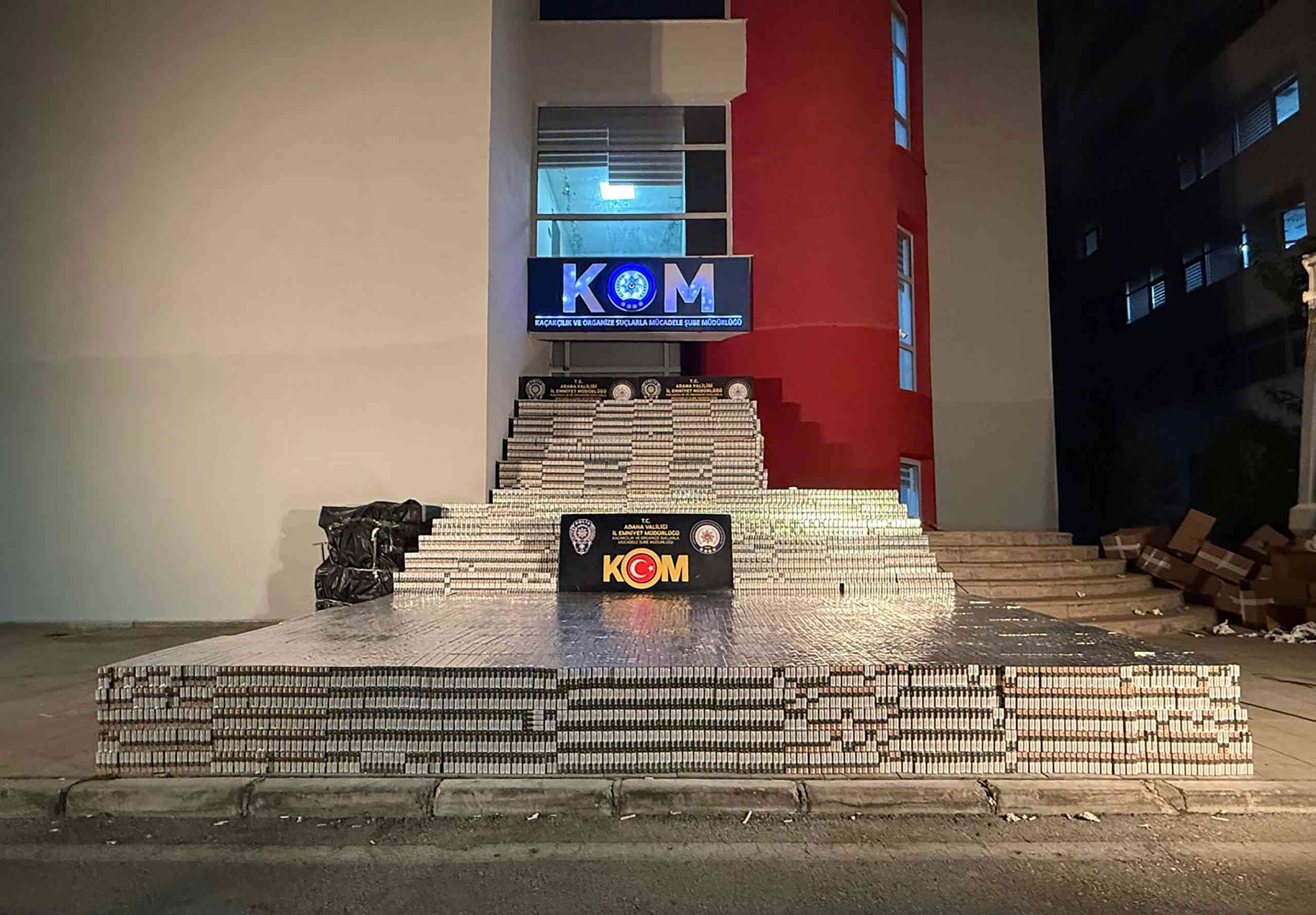 &nbsp; Adana’da polis ekiplerinin otoyolda durdurduğu bir kamyonda, taklit marka