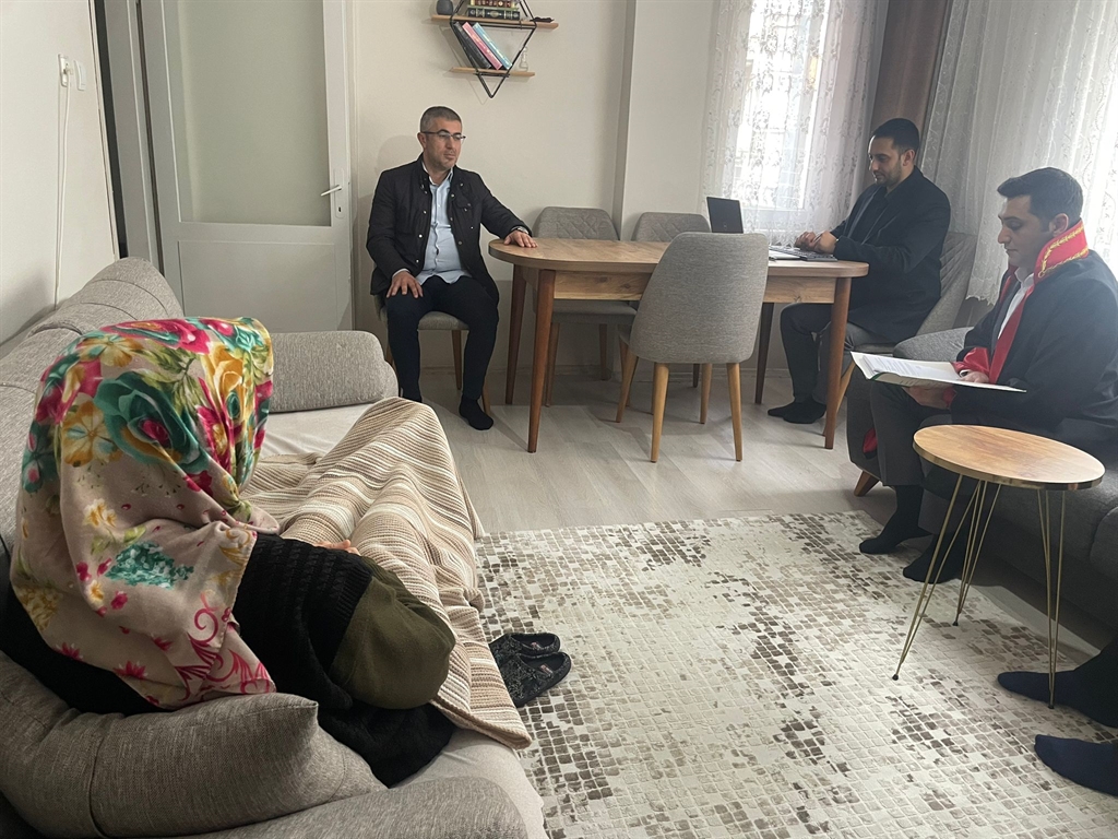 &nbsp; Gemlik’te Hakim ve Zabıt Katibi Duruşmayı Hastanın Evinde Yaptı