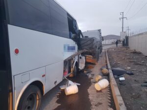 &nbsp; İncesu OSB’de Midibüs Park Halindeki TIR’a Arkadan Çarptı KAYSERİ’nin