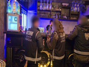 5 İlçede Eş Zamanlı Baskın: 2 Şüpheli Tutuklandı İzmir’de polis