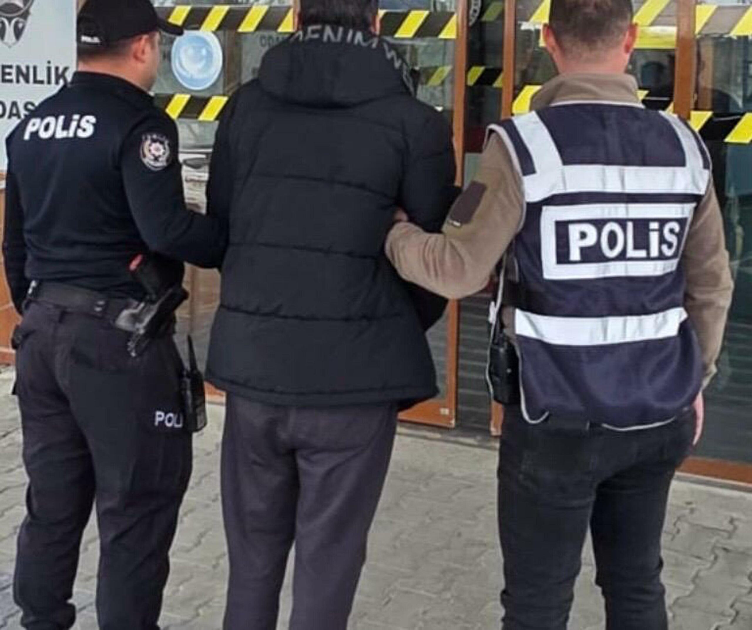 &nbsp; Gelibolu’da Polis Operasyonu Çanakkale’nin Gelibolu ilçesinde, çeşitli suçlardan hakkında