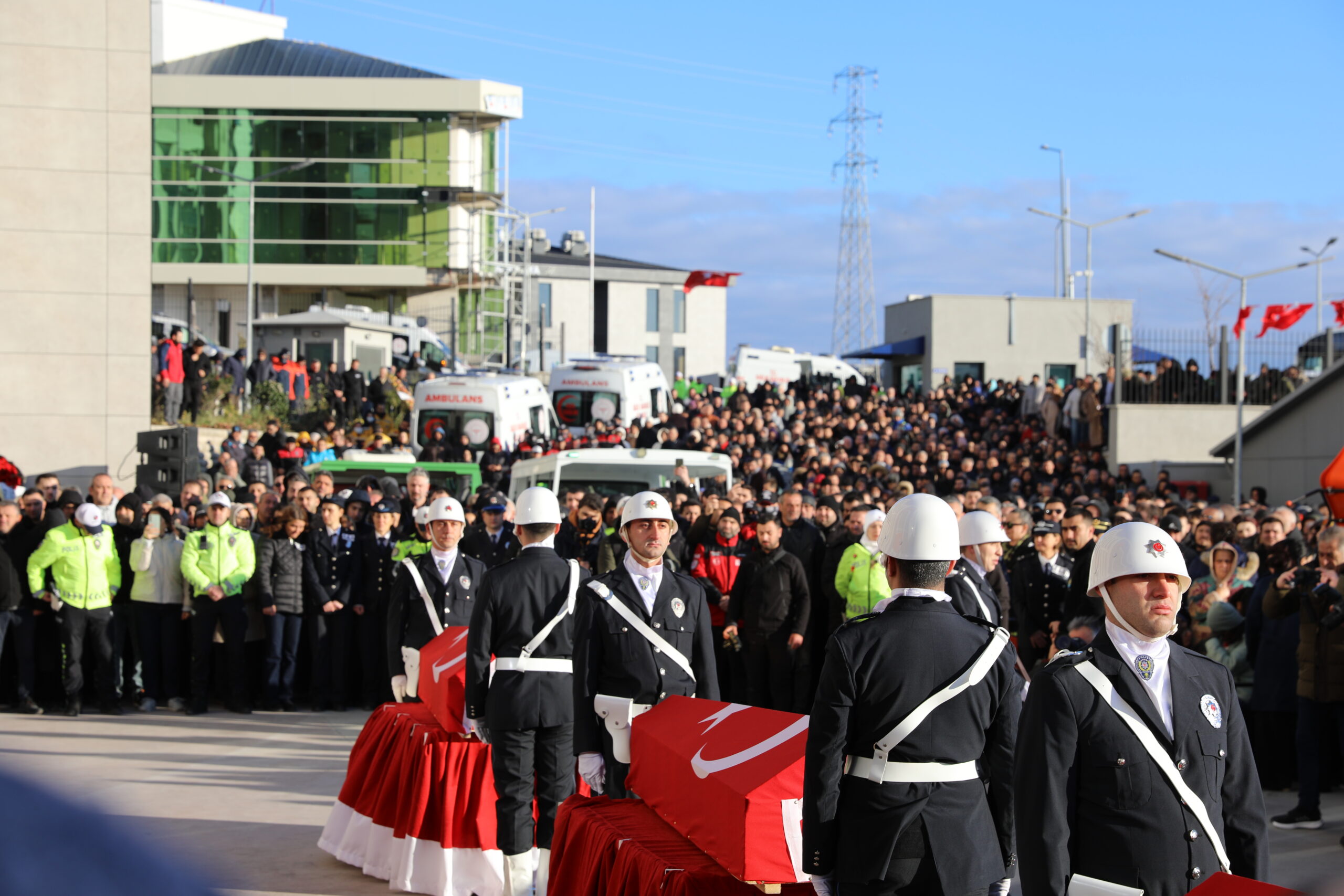 Bakan Yerlikaya Şehitlerin Cenaze Töreninde Konuştu: “Terörle Mücadelede Geri Adım