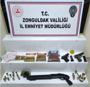 &nbsp; Polisten Kaçarken Uyuşturucuyla Yakalandılar Zonguldak’ta satıcılara uyuşturucu dağıtmak için