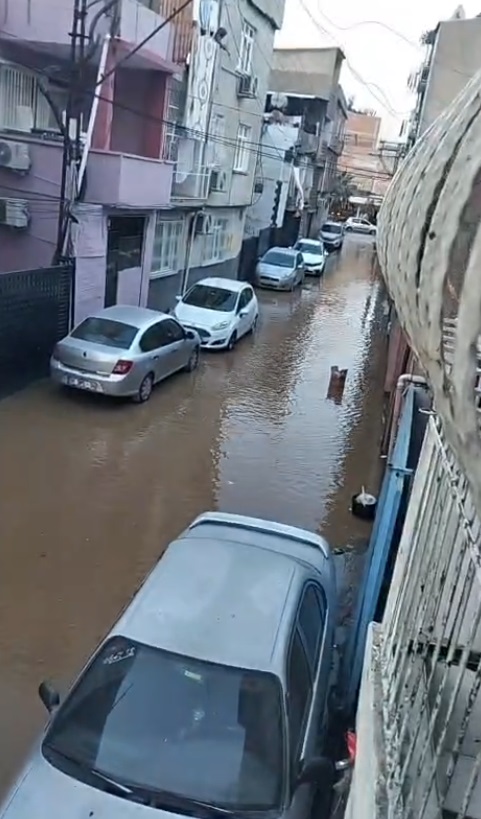 Seyhan’da Ana Boru Hattı Patladı: Mithatpaşa Bulvarı Ulaşıma Kapandı Adana’nın