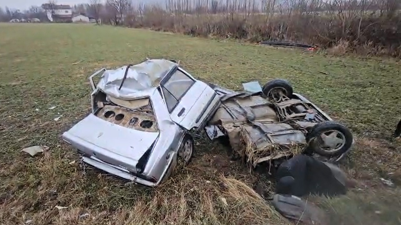 Zile İlçesinde Kontrolden Çıkan Otomobilin Ağaca Çarpması Sonucu Meydana Gelen