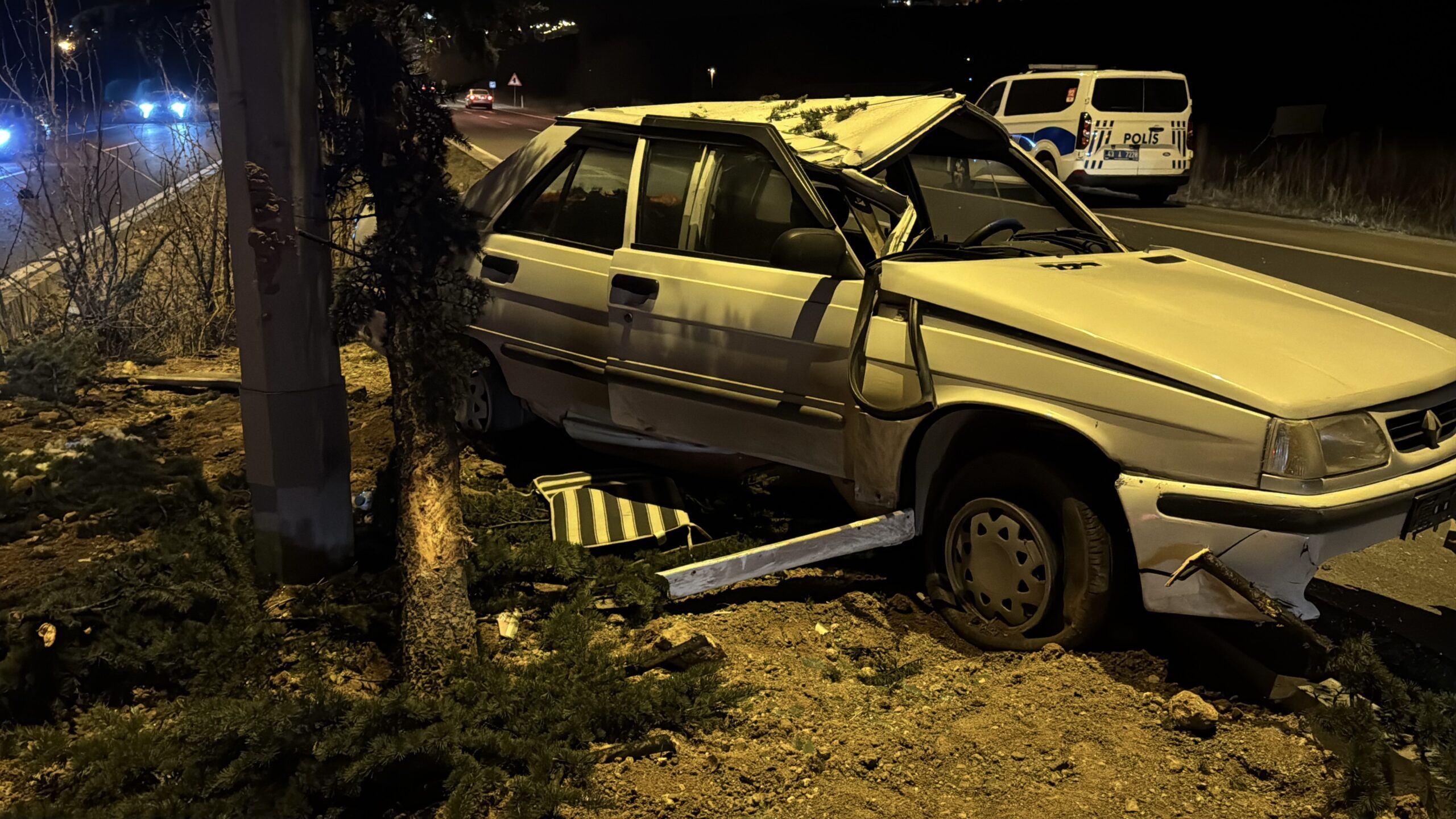 Kontrolden Çıkan Araç Hurdaya Döndü, Sürücü Yaralandı Kütahya-Tavşanlı karayolunda kontrolden