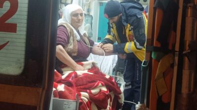 Kardan Kapanan Köy Yollarını Açan Ekipler, Ambulansların Geçişini Sağlayarak İki