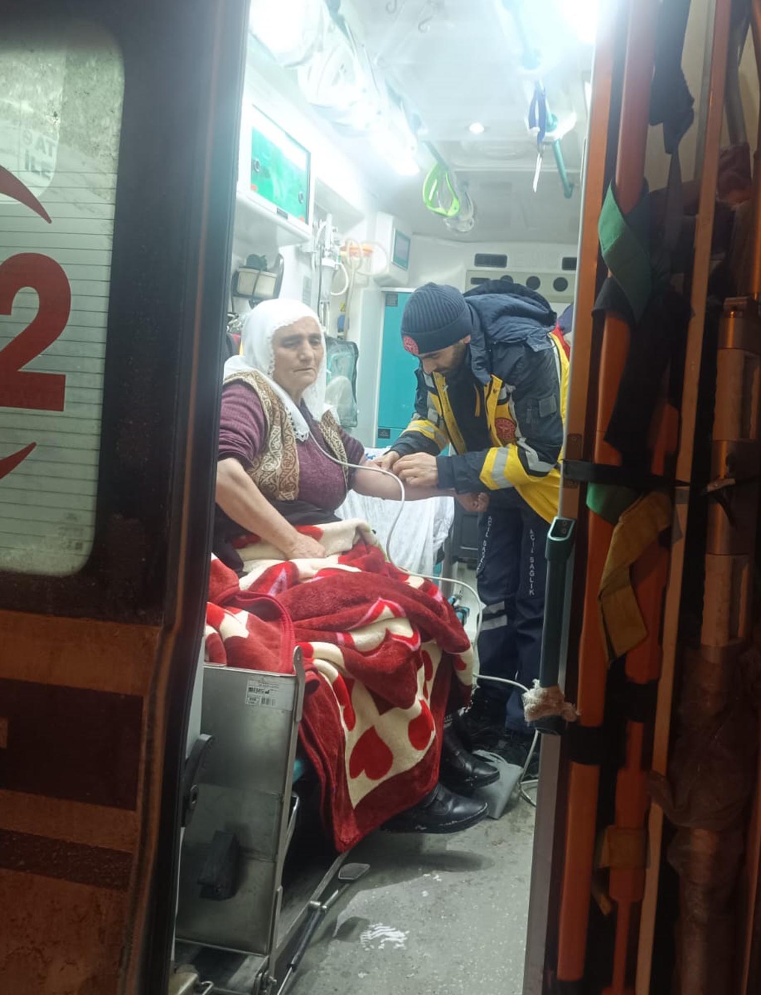 Kardan Kapanan Köy Yollarını Açan Ekipler, Ambulansların Geçişini Sağlayarak İki