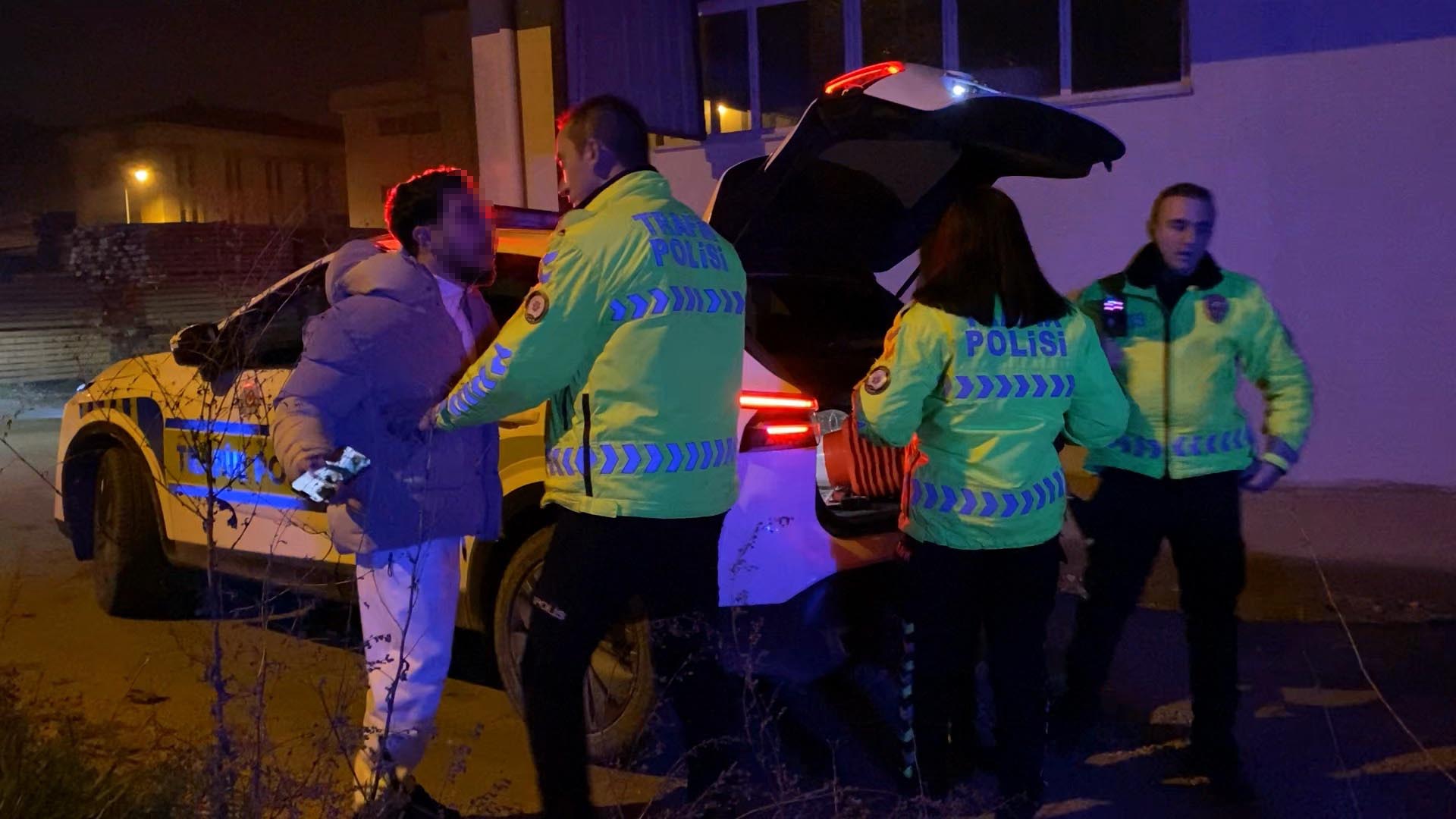 Bursa’nın İnegöl ilçesinde polisin gerçekleştirdiği trafik uygulamasında, alkollü ve ehliyetsiz