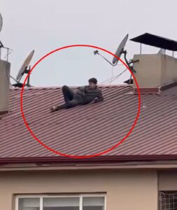 Amatör Lig Maçında Bir Taraftarın Çatıdaki Rahat Tavırları Cep Telefonu