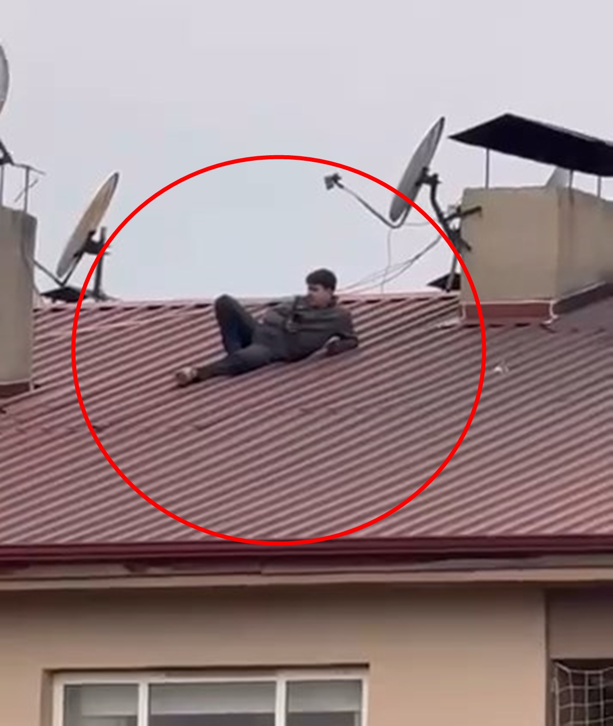 Amatör Lig Maçında Bir Taraftarın Çatıdaki Rahat Tavırları Cep Telefonu