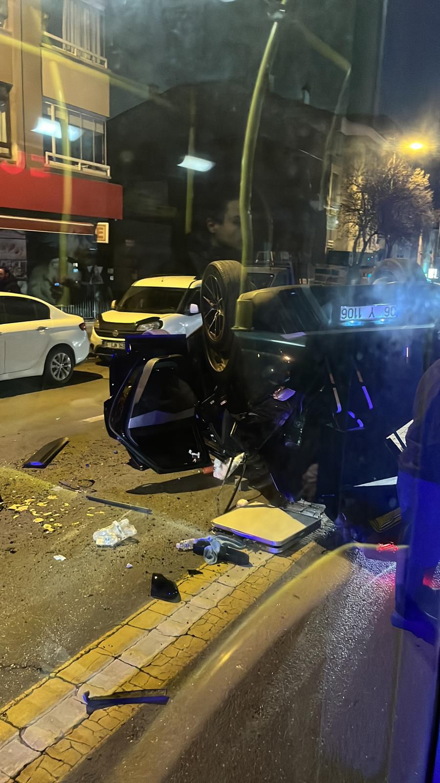 Ankara’nın Çankaya ilçesinde sürücüsünün direksiyon hakimiyetini kaybettiği otomobil, seyir halindeki