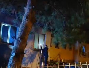 Yıldırım İlçesinde Bir Apartman Dairesinde Çıkan Yangında Dumanların Arasında Kalan