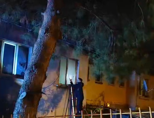 Yıldırım İlçesinde Bir Apartman Dairesinde Çıkan Yangında Dumanların Arasında Kalan