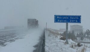 Ardahan’da Etkili Olan Kar Yağışı ve Fırtına Ulaşımı Olumsuz Etkilerken,