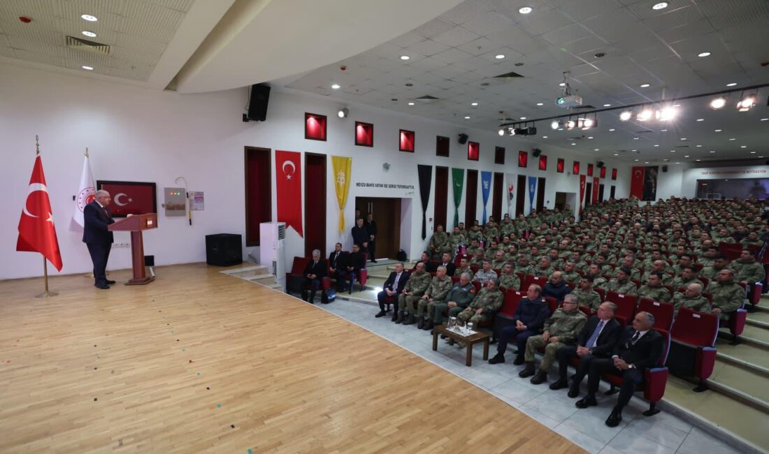 Milli Savunma Bakanı Yaşar Güler, TSK komuta kademesi ile birlikte