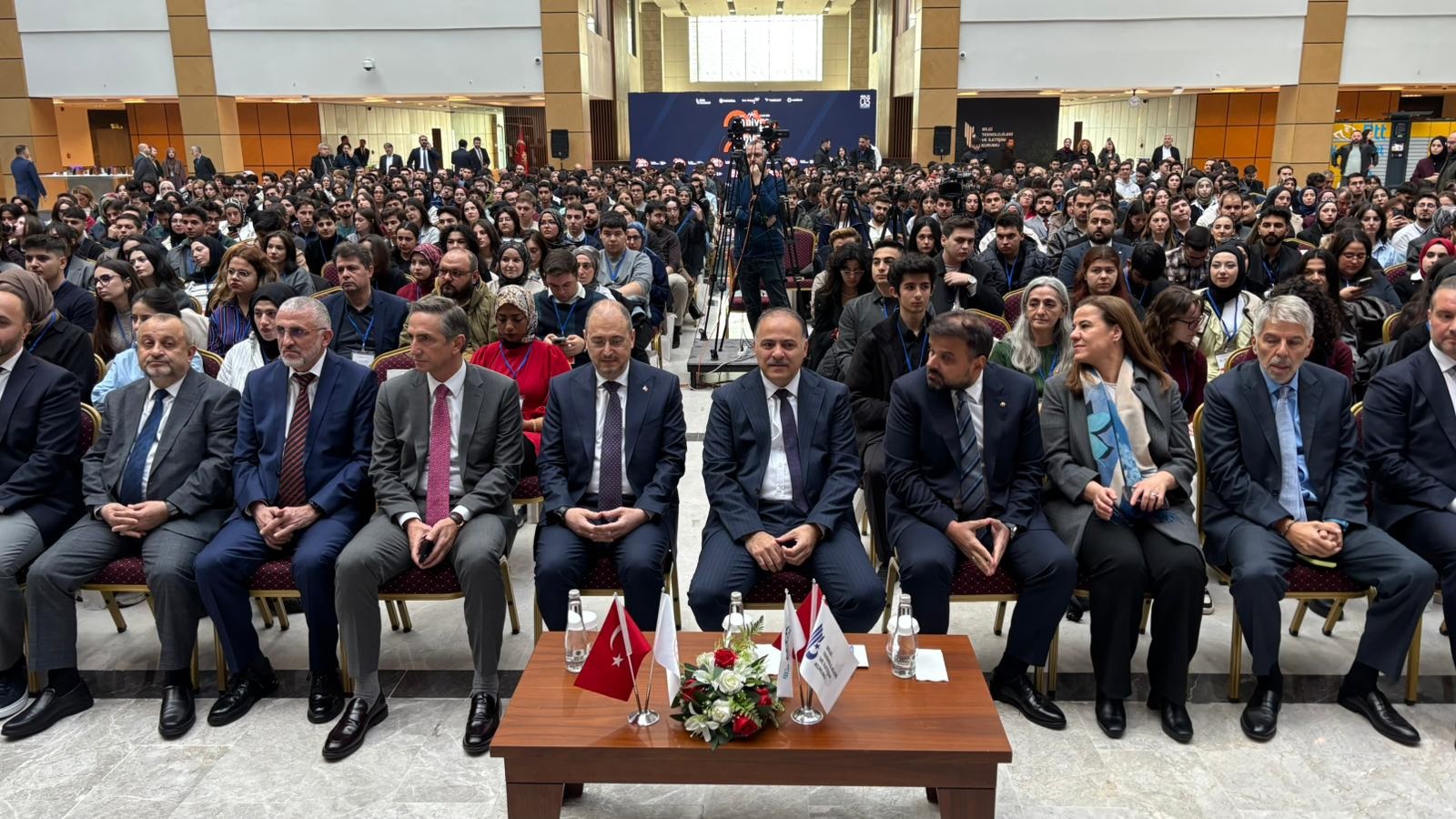 &nbsp; Yapay Zeka Zirvesi’nde Dijital Dönüşüm Vizyonu Tartışıldı Bilgi Teknolojileri