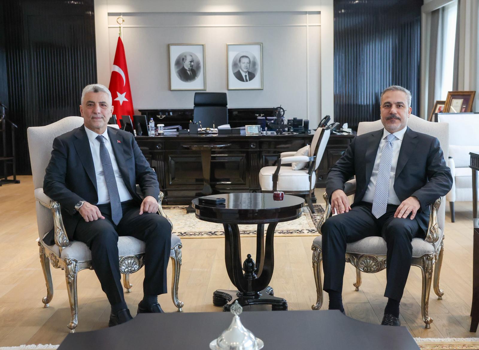 &nbsp; Dışişleri ve Ticaret Bakanları Basına Kapalı Toplantıda Bir Araya