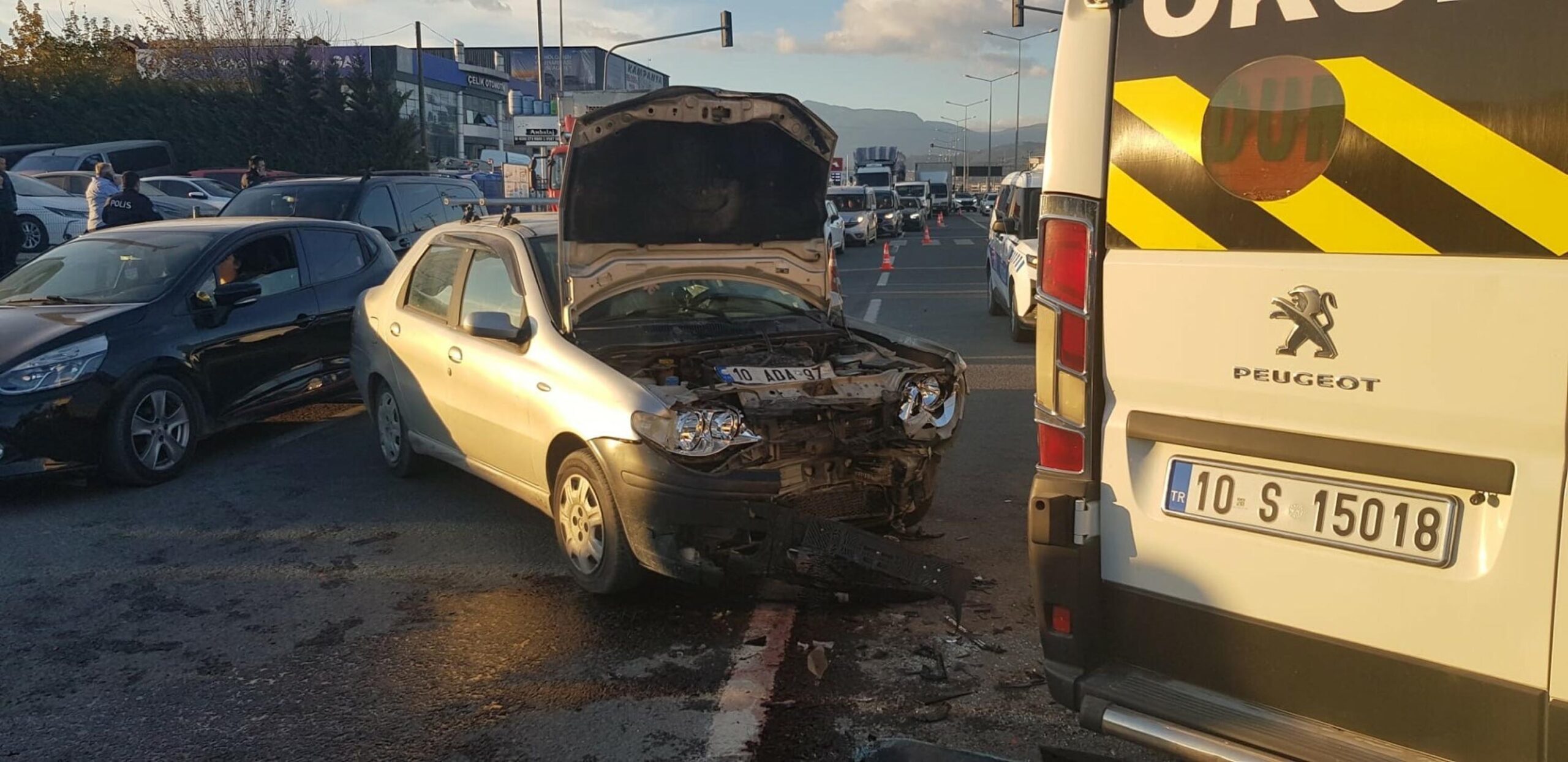 &nbsp; Hastane Kavşağı Yakınlarında Trafik Kazası Balıkesir’in Edremit ilçesinde, kontrolsüz