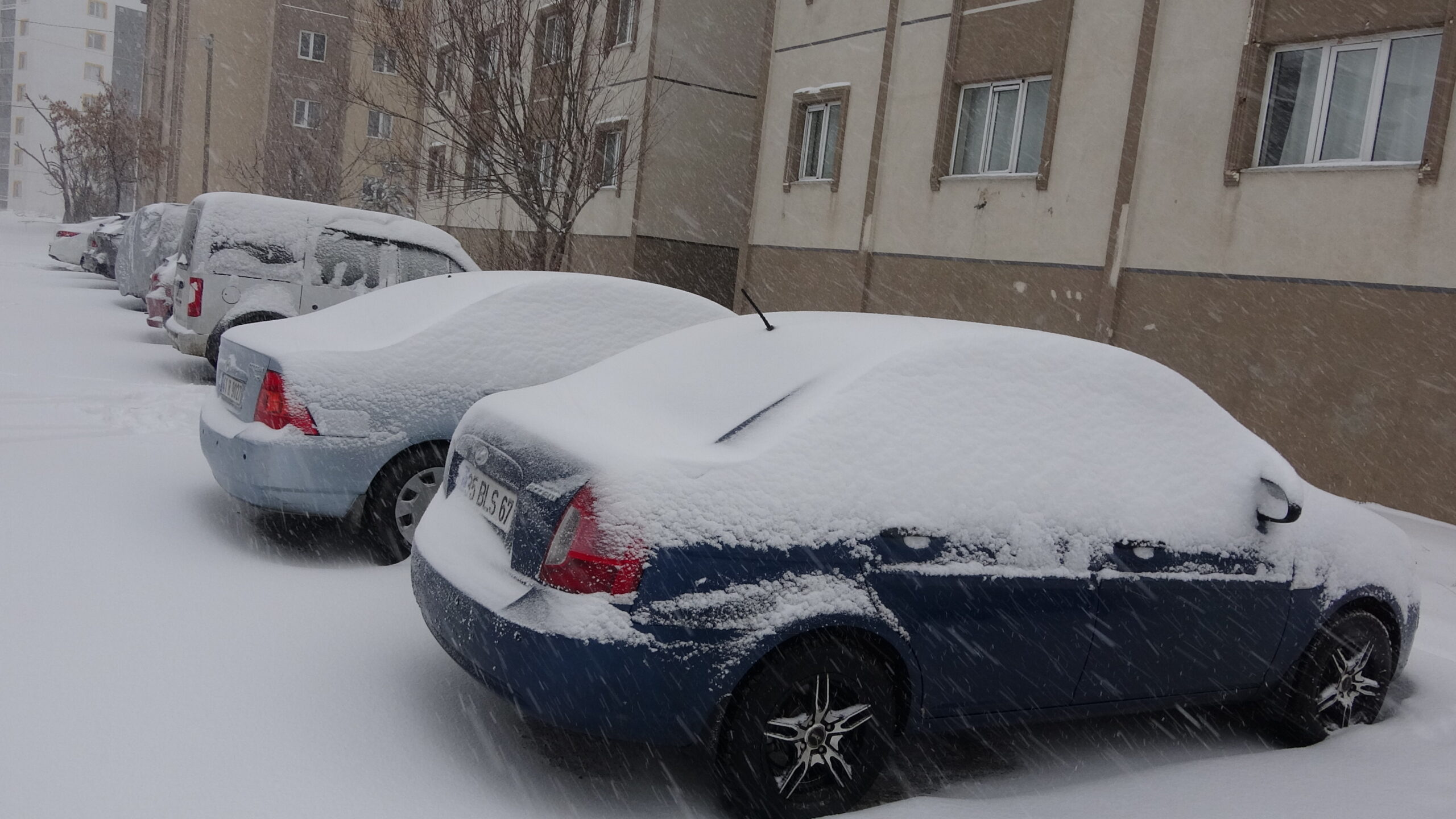 Kent Merkezinde Kar Kalınlığı 10 Santimetreye Ulaşırken, Valilik 90 Personel
