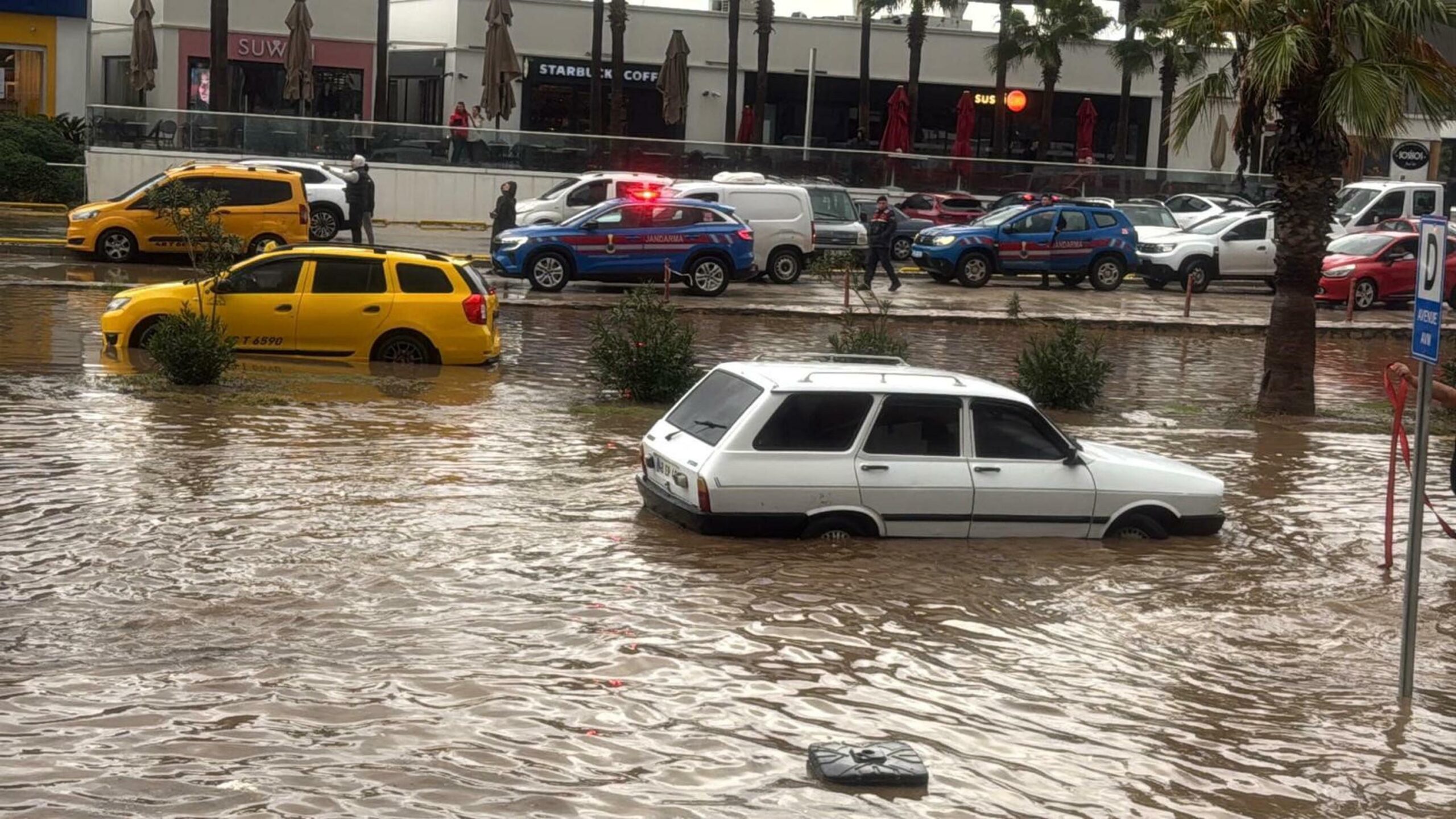 &nbsp; Cadde ve Sokaklar Göle Döndü, Araçlar Mahsur Kaldı Muğla’nın