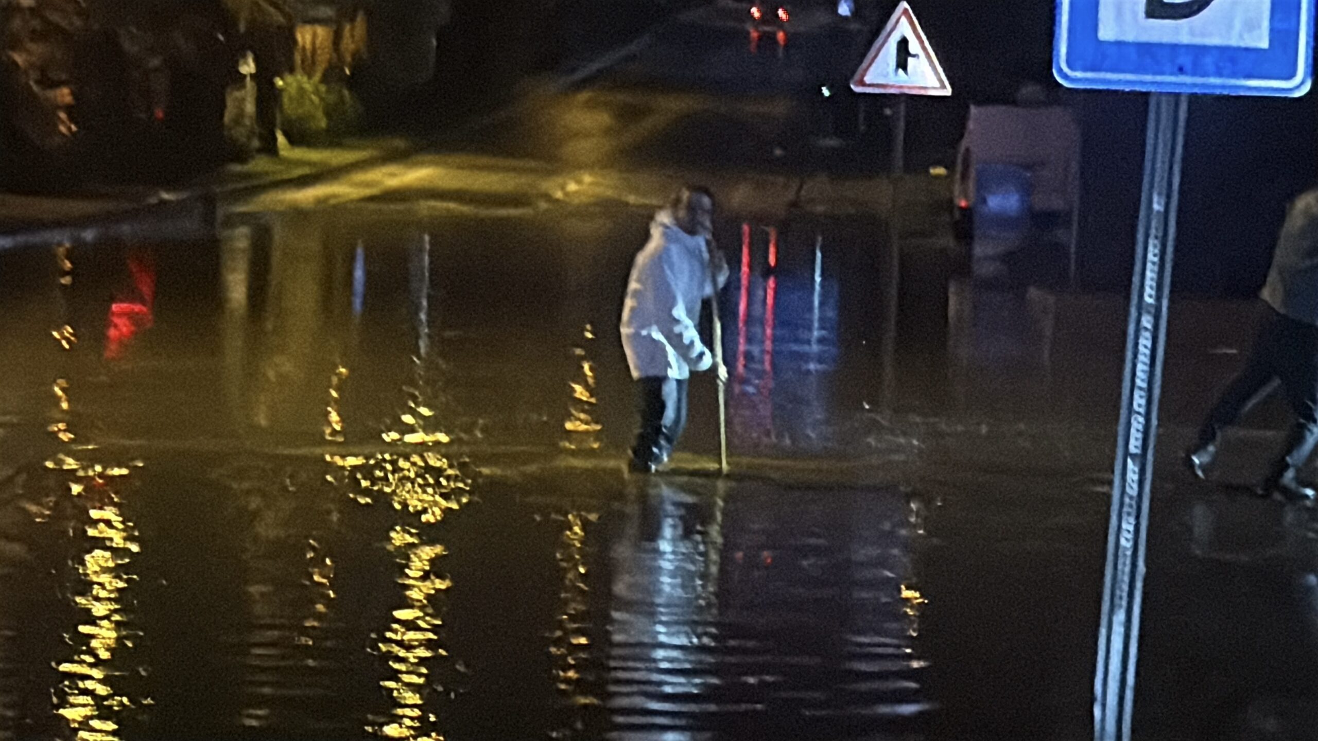 Muğla’nın Bodrum ilçesinde gece saatlerinde etkili olan şiddetli sağanak ve