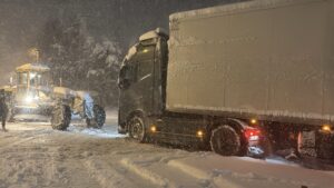3 TIR’ın Yolu Kapatması Sonucu Ulaşım Durdu, Karayolları Ekipleri Seferber