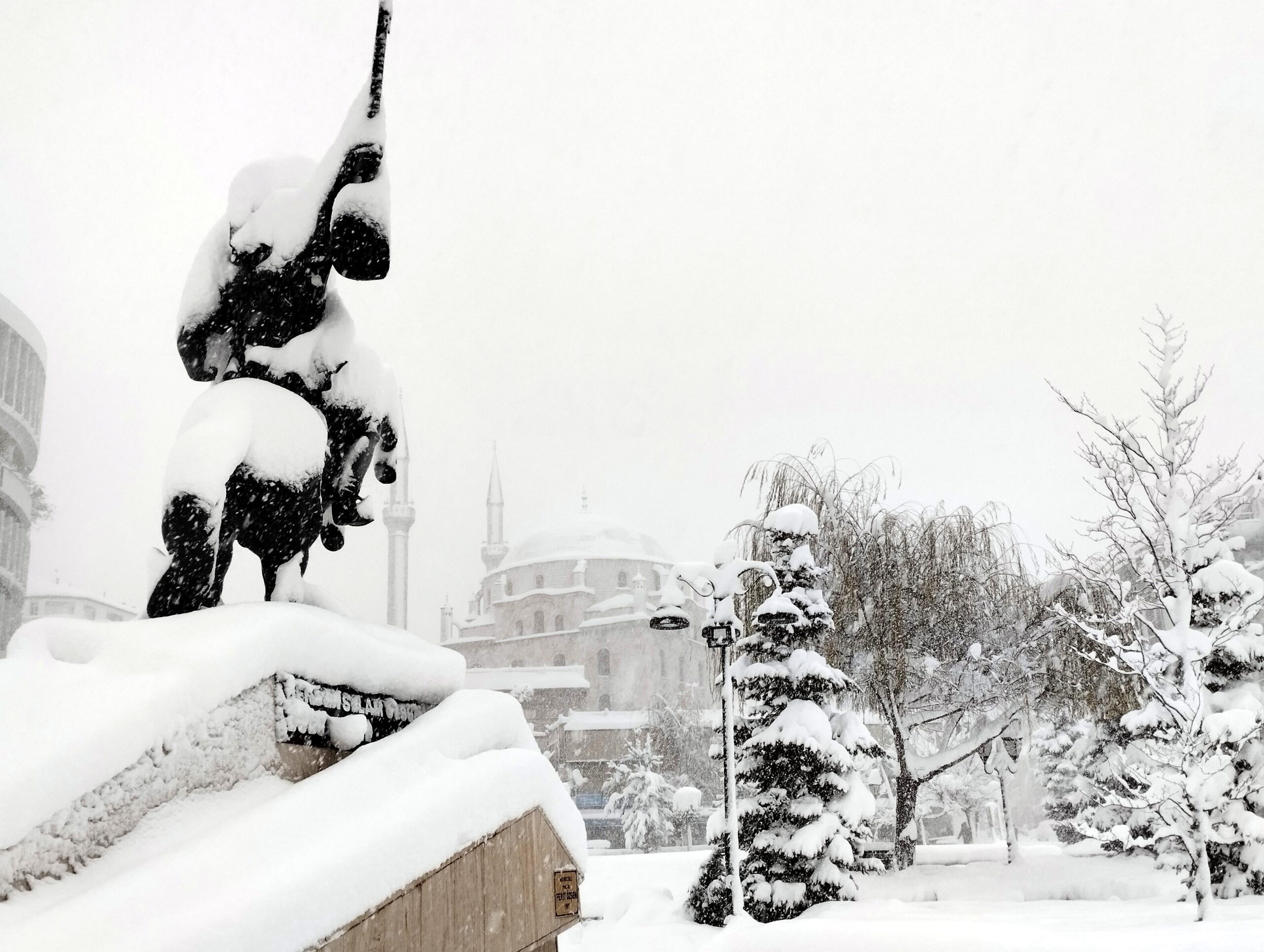Bolu’da Etkisini Artırarak Süren Yoğun Kar Yağışı Hayatı Felç Etti.