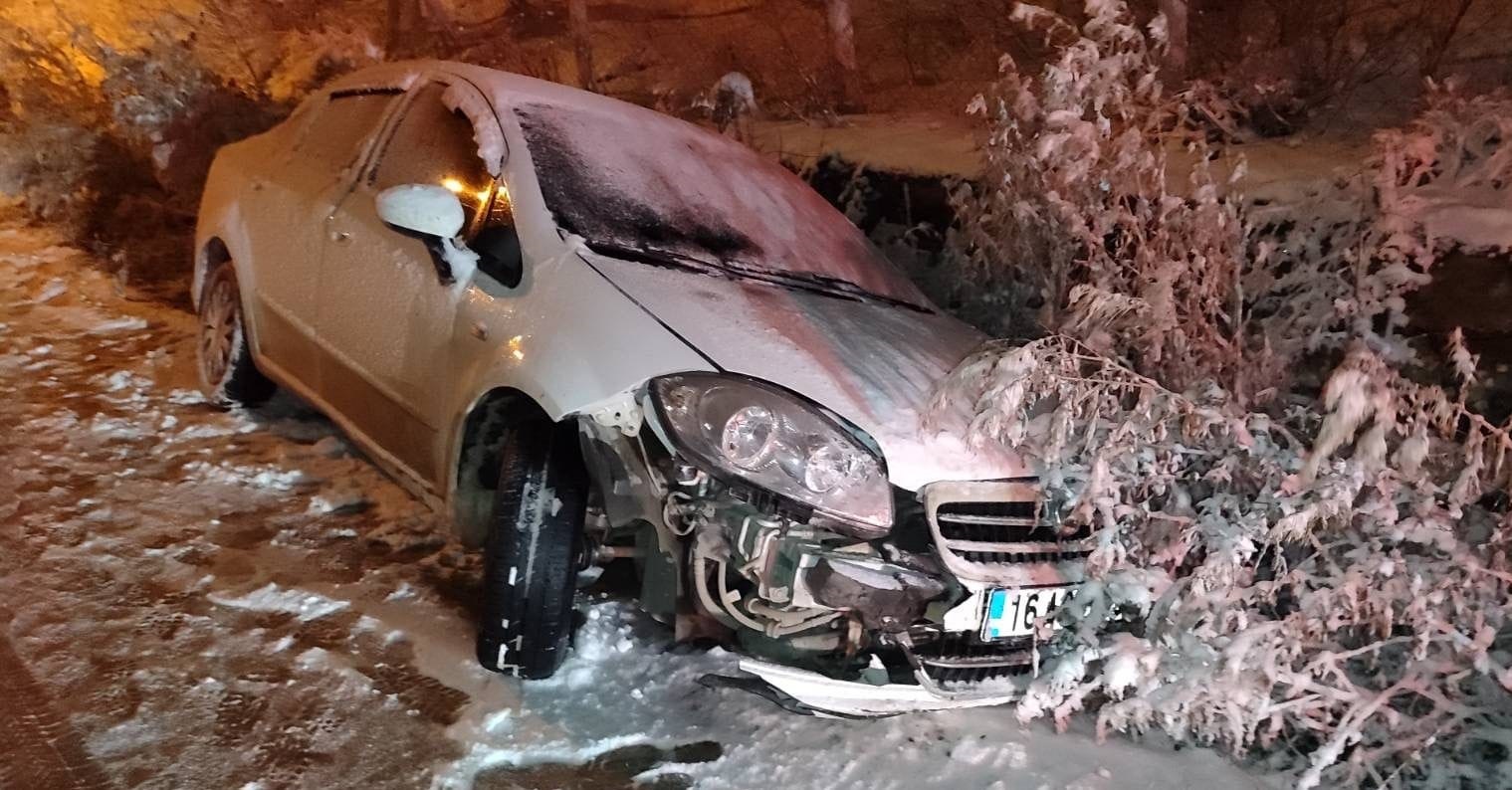 Kayganlaşan Yolda Kontrolden Çıkan Otomobil, Hafif Ticari Araca Arkadan Çarptı