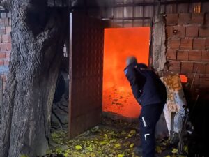 Bursa’nın Osmangazi ilçesinde bir marangoz atölyesinde çıkan yangın, içeride bulunan