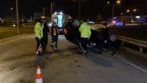 Araç Köprülü Kavşak Girişinde Ters Döndü Bursa’nın İnegöl ilçesinde, kontrolden