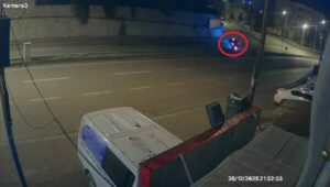 Bursa’nın İnegöl ilçesinde yağış nedeniyle kayganlaşan yolda virajı alamayan otomobil,