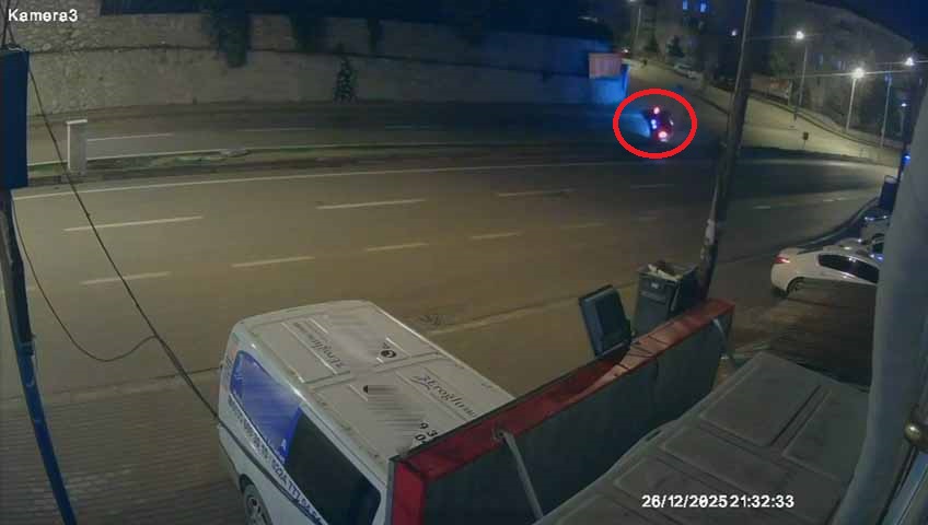 Bursa’nın İnegöl ilçesinde yağış nedeniyle kayganlaşan yolda virajı alamayan otomobil,