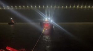 Çanakkale Boğazı’nda makine arızası yaparak akıntıyla sürüklenmeye başlayan 110 metre