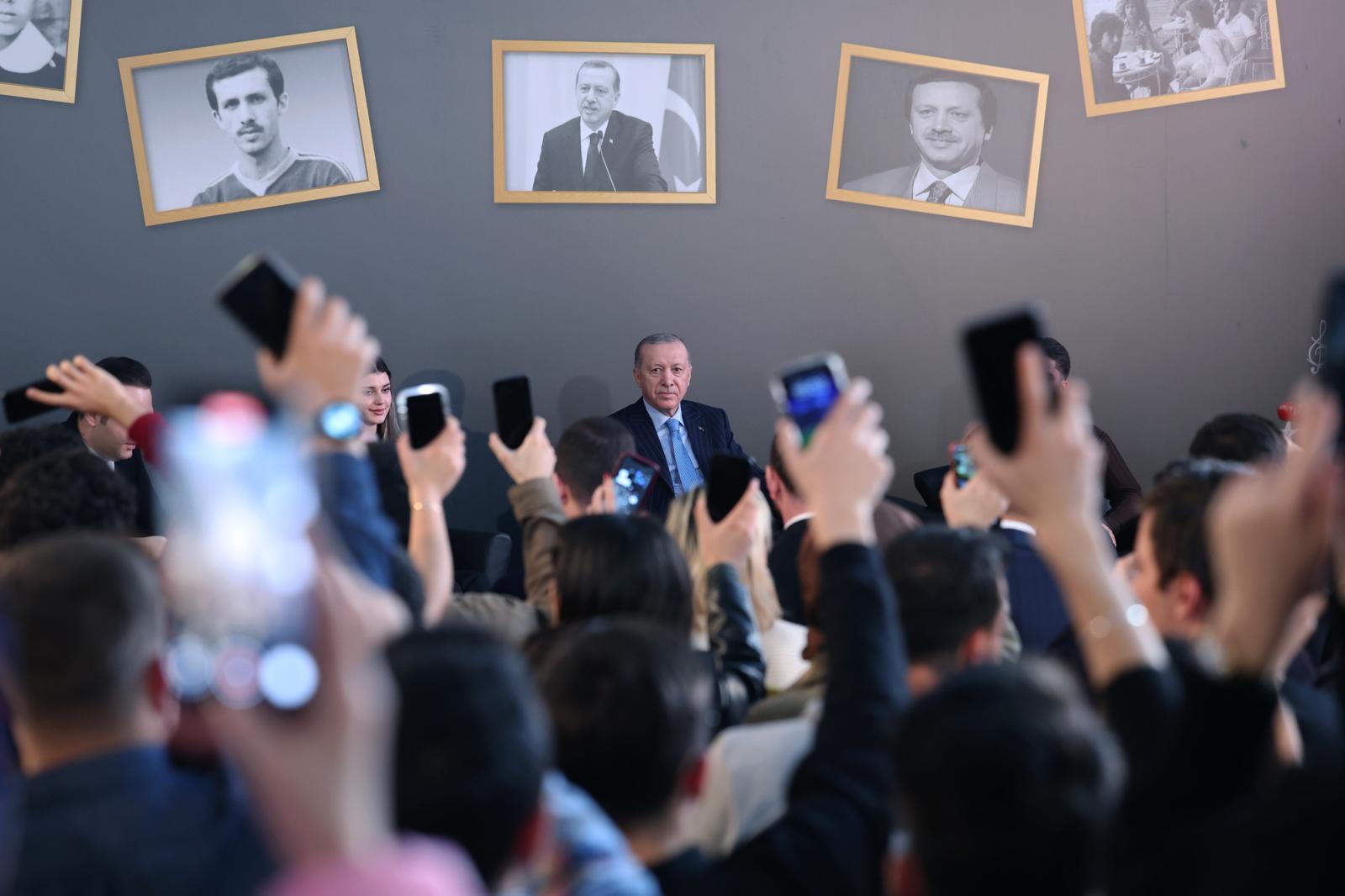 &nbsp; Erdoğan: Gençlerle Yoldaşlık Etmeye Özel Önem Veriyorum Cumhurbaşkanı ve