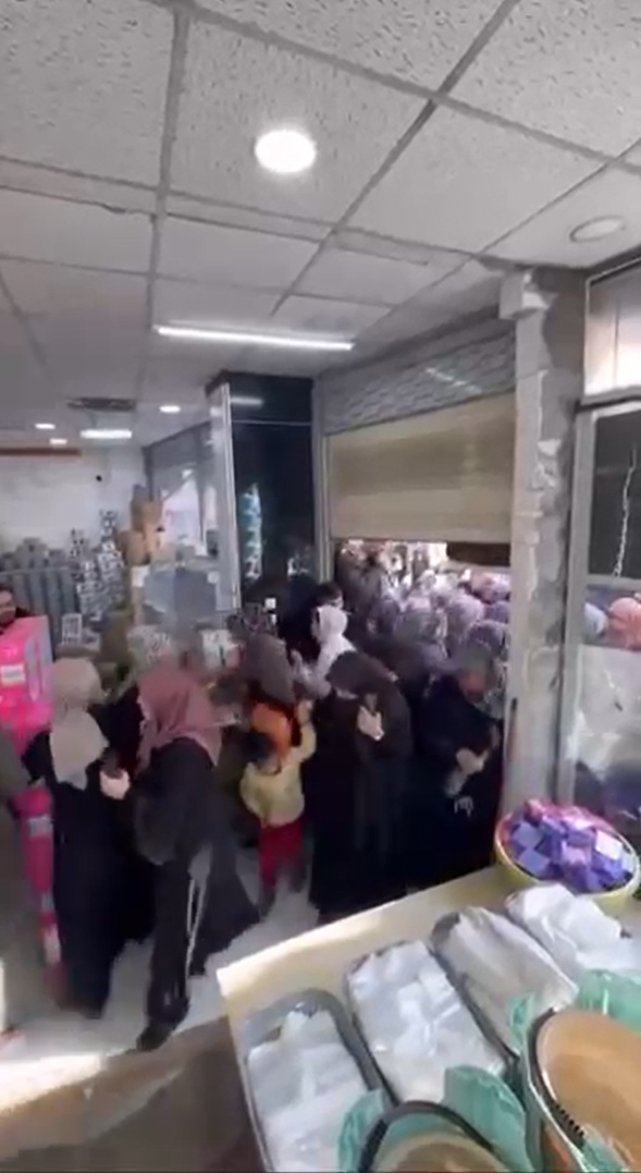 Osmangazi İlçesinde Bir Çeyiz Mağazasının Açılışına Özel İndirimlerden Yararlanmak İsteyen