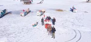 Yüzeyi 15 Santimetre Buzla Kaplanan Gölde Sezonun İlk Patenini Ekrem