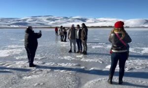 &nbsp; Arpaçay’daki ‘Küçük Göl’ Bölgesi Buz Tuttu, Ziyaretçiler İlgi Gösterdi